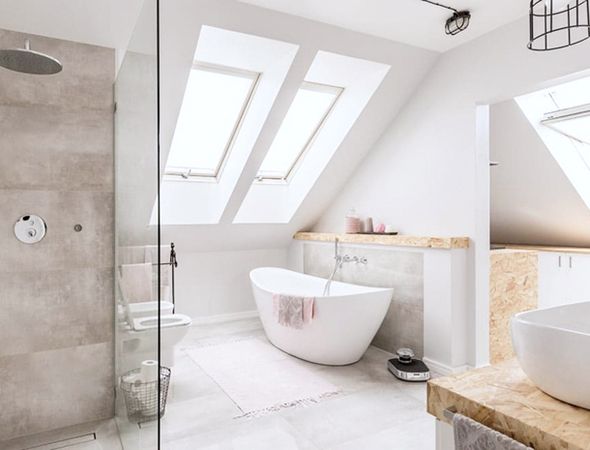 Modernes Badezimmer mit Tageslicht, freistehender Badewanne, Glasdusche und stilvollen Armaturen in elegantem Design.